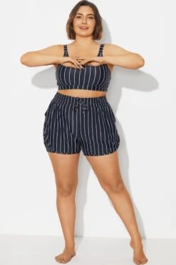 Plus Size Black ＆ White Pinstripe Shorts